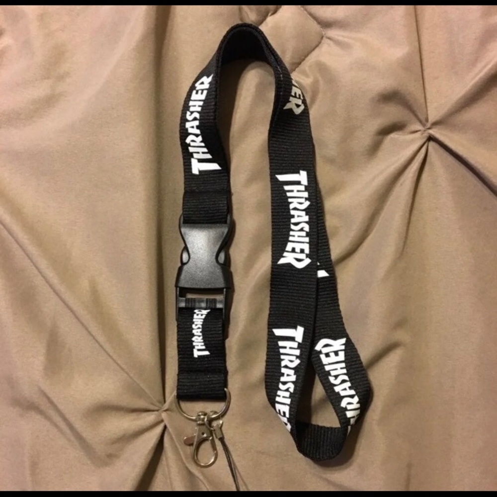 🆕 Black/White Thrasher Lanyard Keychain - Picture 2 of 2